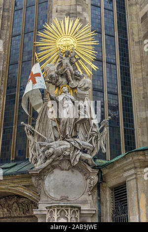 Skulptur Gruppe von Heiligen mit vergoldeten Kreis der Sterne auf Stephansdom, Stephansdom, Stephansplatz, Wien, Österreich, Europa. Stockfoto