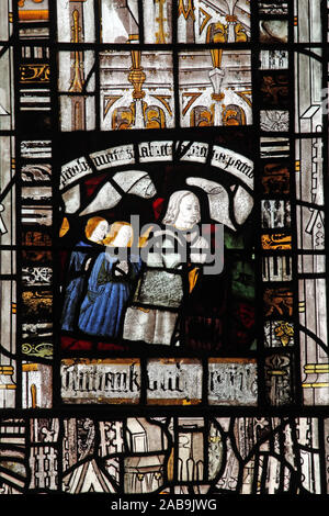 Mittelalterliche Glasfenster, Kirche des hl. Andreas, Greystoke, Cumbria, kniend und betend Personen, evtl. Elizabeth, Baroness Greystoke Stockfoto