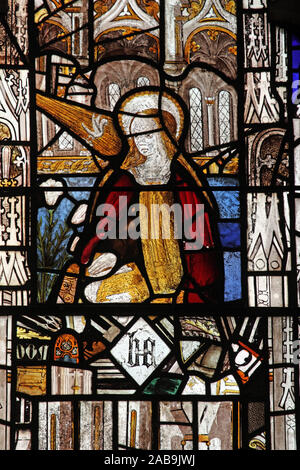 Mittelalterliche Glasfenster, Kirche des hl. Andreas, Greystoke, Cumbria, mit der Darstellung der Verkündigung an die Jungfrau Maria Stockfoto