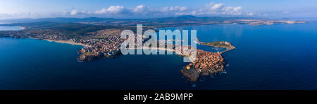 Luftbild der Altstadt von Sozopol, das Schwarze Meer und Berge, Bulgarien.. Drone Panorama-Aufnahme ein. Stockfoto