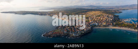 Luftbild der Altstadt von Sozopol, das Schwarze Meer und Berge, Bulgarien.. Drone Panorama-Aufnahme ein. Stockfoto