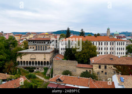 Archäologisches Museum, Regional History Museum und der Kathedrale Tempel Geburt Kirche in Veliko Tarnovo, Bulgarien. Antenne drone Schuß Stockfoto