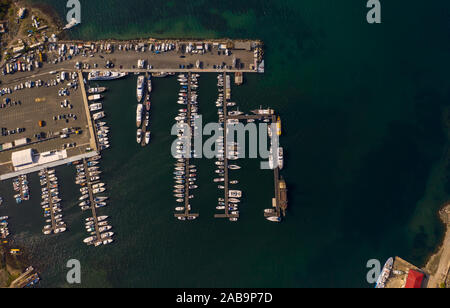 Yachten und Boote im Hafen von Sozopol. Antenne drone Ansicht Stockfoto