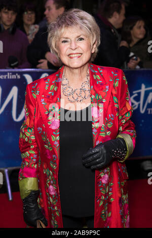LONDON, GROSSBRITANNIEN, 25. NOVEMBER 2019: Gloria Hunniford besucht die Weiße Weihnachten Musikalische drücken Sie die Nacht im Dominion Theatre. Stockfoto