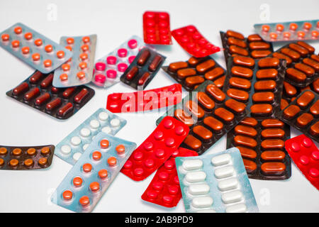 Verschiedene Tabletten, Pillen in Folie Blisterpackungen, Medikamente, Drogen auf weißem Hintergrund Stockfoto
