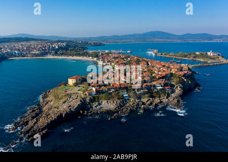 Panoramablick auf die Altstadt von Sozopol aus großer Höhe. Antenne drone Schuß Stockfoto