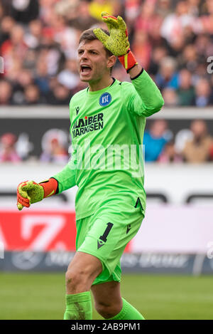 STUTTGART, DEUTSCHLAND - 24 NOVEMBER: Torhüter Benjamin Uphoff (Karlsruher SC) beim Fußball, 2. Bundesliga 2019/2020 - VfB Stuttgart gegen Karlsruher SC in der Mercedes-Benz Arena am 24 November, 2019 in Stuttgart, Deutschland. Stockfoto