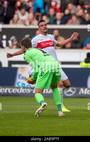 STUTTGART, DEUTSCHLAND - 24 NOVEMBER: Torhüter Benjamin Uphoff (Karlsruher SC) und Philipp Förster (VfB Stuttgart) beim Fußball, 2. Bundesliga 2019/2020 - VfB Stuttgart gegen Karlsruher SC in der Mercedes-Benz Arena am 24 November, 2019 in Stuttgart, Deutschland. Stockfoto