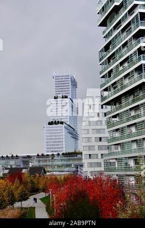 Blick über den Park Martin Luther King auf dem Weg zur neuen Tribunal, Courthouse, entworfen von Renzo Piano, der neuen gerichtlichen Campus von Paris, Frankreich. Stockfoto