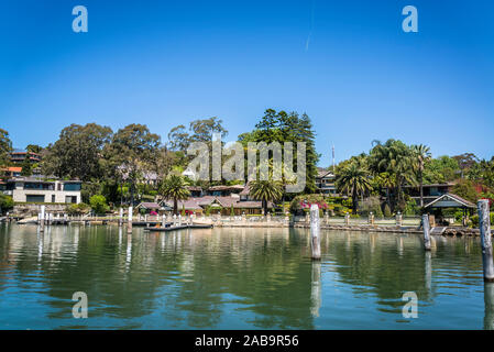Häuser um Alexandra Street Wharf im Hunters Hill, einem Vorort auf der unteren North Shore, Sydney, Australien Stockfoto