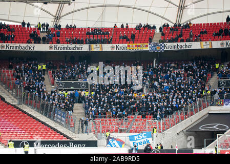 STUTTGART, DEUTSCHLAND - 24. NOVEMBER: Die Reisen der Fans des KSC am Fußball, 2. Bundesliga 2019/2020 - VfB Stuttgart gegen Karlsruher SC in der Mercedes-Benz Arena am 24 November, 2019 in Stuttgart, Deutschland. Stockfoto