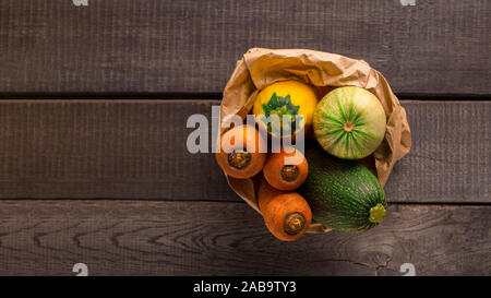 Bio Gemüse in Papier auf Holz- Hintergrund Stockfoto