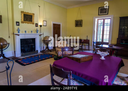 Salon, Old Government House, überführen - erbaut im 19. Jahrhundert der Gouverneure der Residenz, heute eine Sammlung von kolonialen Möbeln, im westlichen Stockfoto