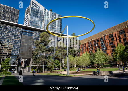 Halo, ein Wind angetrieben kinetische Skulptur im Central Park, eine große gemischt - Stadterneuerung Projekt am Broadway im Stadtteil Chippendale, Sydn verwenden Stockfoto