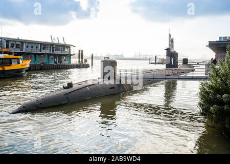 Hamburg, Deutschland - 09 November, 2019. U-Boot, teilweise unter Wasser Stockfoto