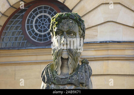 Einer der geschnitzten Kaiser oder Philosoph Köpfe um den Umfang der Sheldonian Theatre in Oxford, England, jeder hat eine andere Bart Stockfoto