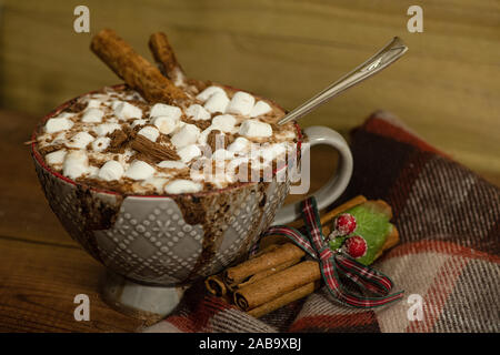 Weihnachten Heißer Cholat mit Marshmallows, heiße Schokolade mit Marshmallows, Schokoladenstückchen, Zimtstangen und weihnachtsdekor - heißer festlicher Drink niedrig Stockfoto