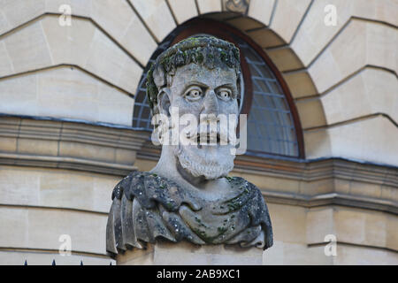 Einer der geschnitzten Kaiser oder Philosoph Köpfe um den Umfang der Sheldonian Theatre in Oxford, England, jeder hat eine andere Bart Stockfoto