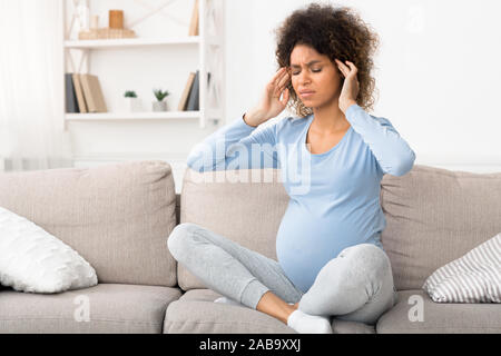 Müde schwangere Frau Migräne, Kopf berühren. Stockfoto