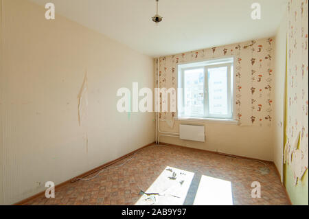 Russland, Moskau - Juli 08, 2019: das Innere zimmer Wohnung. alten achtlos nicht modern, Einstellung Stockfoto