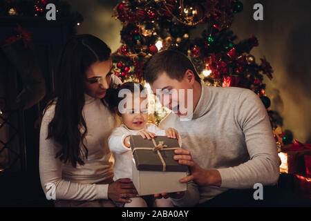 Weihnachten mit der Familie zusammen öffnen. Zimmer für Weihnachten dekoriert. Stockfoto