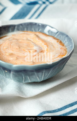 Joghurt mit Haferflocken und Pfirsiche Stockfoto