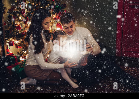 Weihnachten mit der Familie zusammen öffnen. Zimmer für Weihnachten dekoriert. Stockfoto