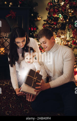 Weihnachten mit der Familie zusammen öffnen. Zimmer für Weihnachten dekoriert. Stockfoto