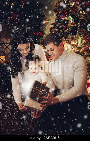 Weihnachten mit der Familie zusammen öffnen. Zimmer für Weihnachten dekoriert. Stockfoto