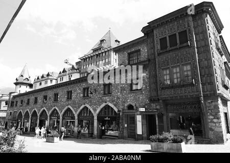 St. Moritz' Luxury Brand store Shopping Meile an der Via Serlas vor der legendären Badrutt's Palace Hotel Stockfoto