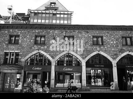 Via Serlas: St. Moritz' Luxury Brand store Shopping Meile an der Via Serlas vor der legendären Badrutt's Palace Hotel Stockfoto