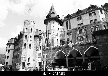 Via Serlas: St. Moritz' Luxury Brand store Shopping Meile an der Via Serlas im legendären Badrutt's Palace Hotel Stockfoto