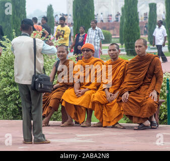 Buddhistische Mönche posieren für ein Foto in Agra, Indien Stockfoto