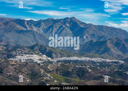 Weiße Dorf Frigiliana und Sierra de Almijara Gebirge im Hintergrund. Stockfoto