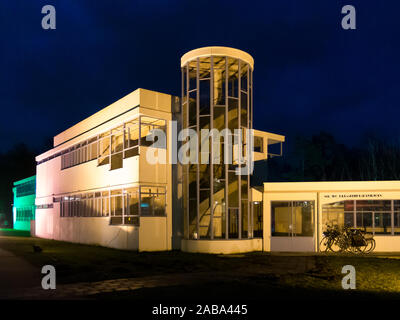 Dresselhuys Pavillon des ehemaligen Sanatorium Zonnestraal und Krankenhaus bei Nacht, Hilversum, Niederlande - modernistischen Architektur von Duiker Stockfoto