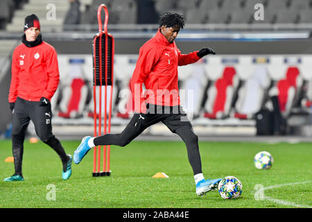 Sinobo Arena, Prag. 26 Nov, 2019. PETER OLAYINKA der Slavia in Aktion während des Trainings vor der Fußball Champions League Match: Slavia Praha vs Inter Mailand in Sinobo Arena, Prag, Tschechische Republik, 26. November 2019. Quelle: Vit Simanek/CTK Photo/Alamy leben Nachrichten Stockfoto