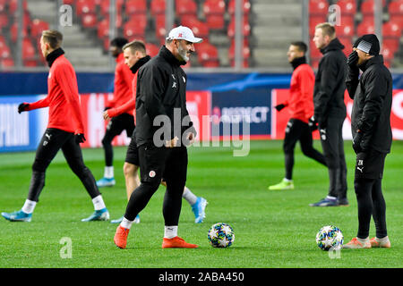 Sinobo Arena, Prag. 26 Nov, 2019. Trainer von Slavia JINDRICH TRPISOVSKY (Mitte) in Aktion während des Trainings vor der Fußball Champions League Match: Slavia Praha vs Inter Mailand in Sinobo Arena, Prag, Tschechische Republik, 26. November 2019. Quelle: Vit Simanek/CTK Photo/Alamy leben Nachrichten Stockfoto