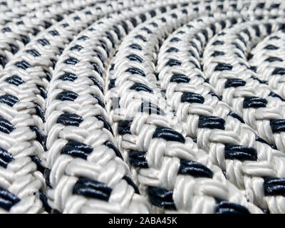 Close-up geflochten Polyester schwarz und weiß marine Seil in einem Kreis, gespult Stockfoto