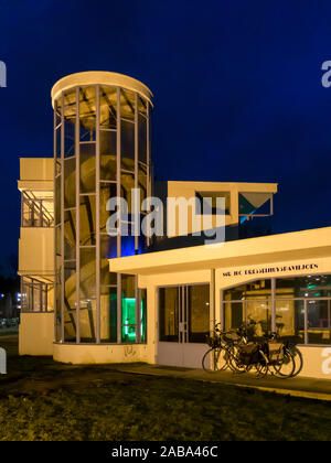 Dresselhuys Pavillon des ehemaligen Sanatorium Zonnestraal und Krankenhaus bei Nacht, Hilversum, Niederlande - modernistischen Architektur von Duiker Stockfoto