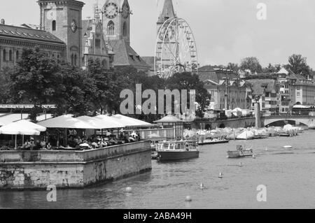 Der Blick vom Quai Brücke an der Bellevue in die Stadt Zürich City und der Limmat Stockfoto