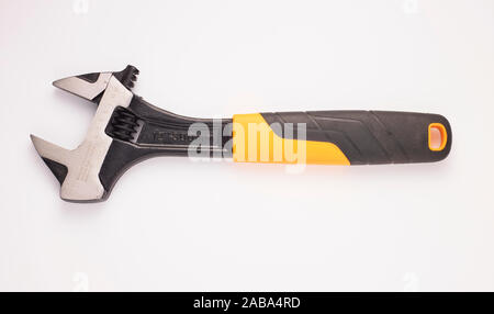 Verstellbarer Schraubenschlüssel auf weißem Hintergrund Stockfoto