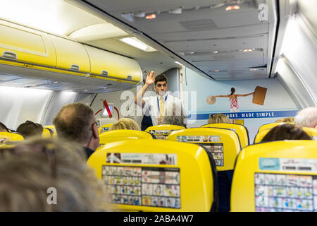 Sicherheit Demonstration von den Flugbegleitern stewerd an Bord von Ryanair Boeing 737 Flug vom Flughafen Cork, Irland Stockfoto