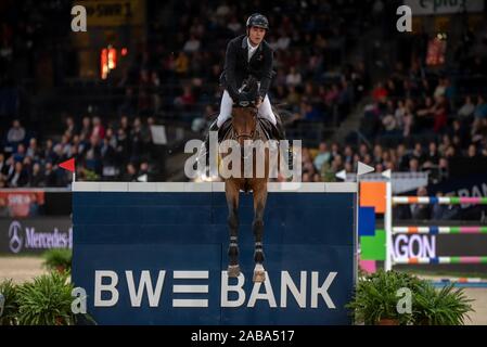 STUTTGART, DEUTSCHLAND - 17. NOVEMBER: Sergio Alvarez Moya (ESP) Reiten Jet laufen in der Stuttgart German Masters 2019 - Longines FEI Jumping Weltcup 2019/2020, Int. Springen mit Stechen - Grand Prix Stuttgart presend von Mercedes-Benz, Walter solar- und BW-Bank in der Hans-Martin-Schleyer-Halle am 17. November 2019 in Stuttgart, Deutschland. Stockfoto