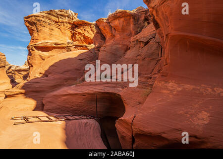 Wasserloch Canyon. Wunderschöne farbenfrohe Canyon Landschaft mit schönen blauen Himmel. Stockfoto