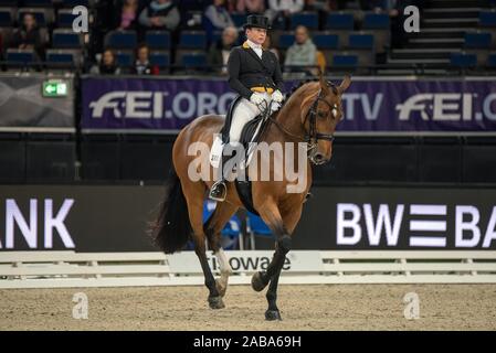 STUTTGART, DEUTSCHLAND - 17. NOVEMBER: Isabell Werth (GER) mit Emilio an der Stuttgart German Masters 2019 - CDI4* - Deutsche Dressur Master, Preis der Firma Tisoware in der Hans-Martin-Schleyer-Halle am 17. November 2019 in Stuttgart, Deutschland. Stockfoto