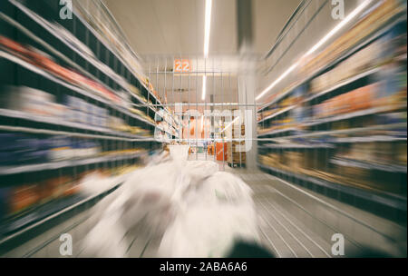 Warenkorb mit Lebensmittelgeschäft, Supermarkt, Einkaufszentrum Konzept. Stockfoto