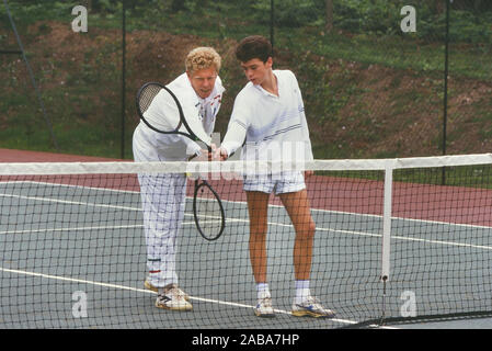 Ehemalige Englische professional tennis player, Mark Cox Coaching bei Sherwood Forest Center Parcs, Nottingham, England, UK. Ca. 80er Stockfoto