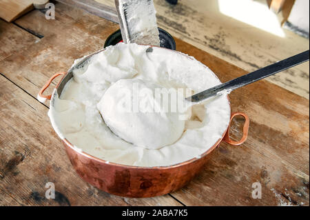 Geschlagenen Eier und Äpfel für die Hausgemachten Marshmallows, Marshmallows und meringue in einem Kupfer große Schüssel auf einer hölzernen alte Tabelle. Close Up. Stockfoto