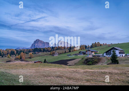 Panoramablick auf die Seiser Alm und den Schlern Berge in Südtirol auf einem hellen Herbst Abend Stockfoto