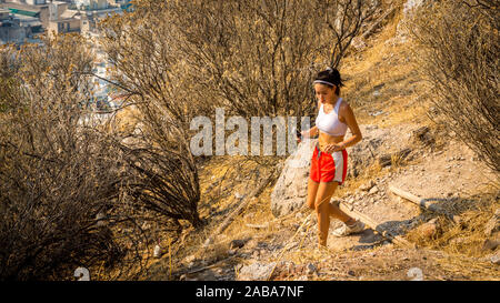 In roten Hosen auf Trail am Berg in Athen Griechenland jugendlich Stockfoto